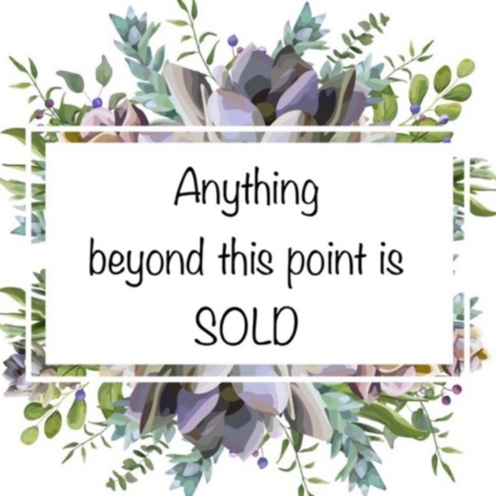 SOLD Beyond this point💕🛍😬